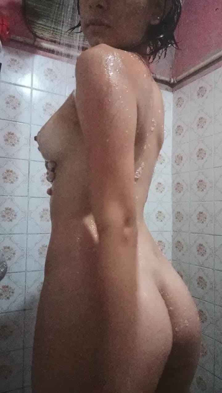 Gostosa de cabelo curtinho se exibindo #YuPFeWuv